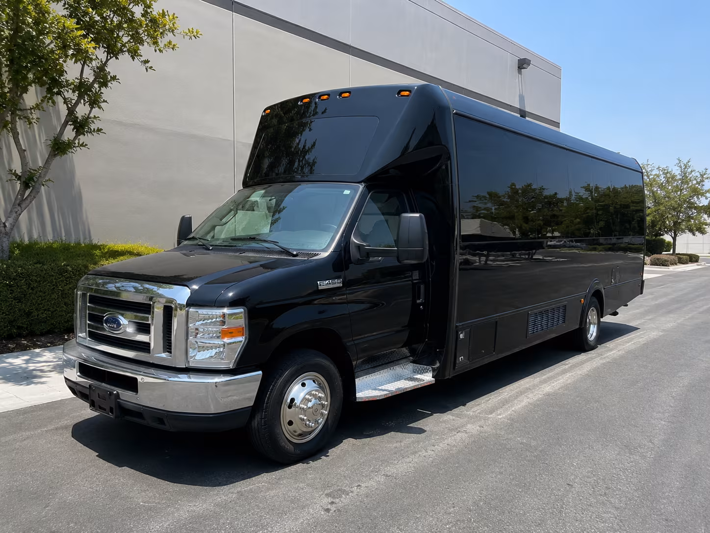 Alexandria Winery Tour & Pub Crawl Transportation party bus exterior